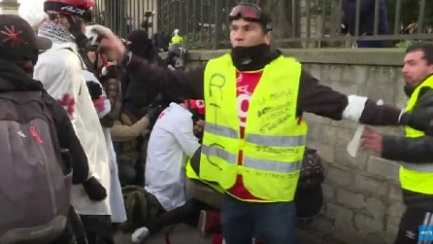 Main Arrachée Pendant Lacte Xiii Des Gilets Jaunes à