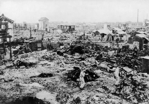 Ruines de Tokyo après des bombardements américains en 1945